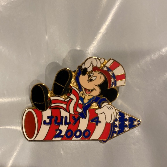 Walt Disney World pins set of three - Picture 3 of 4
